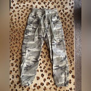 BRAND NEW NEVER WORN light cargo pants with drawstring